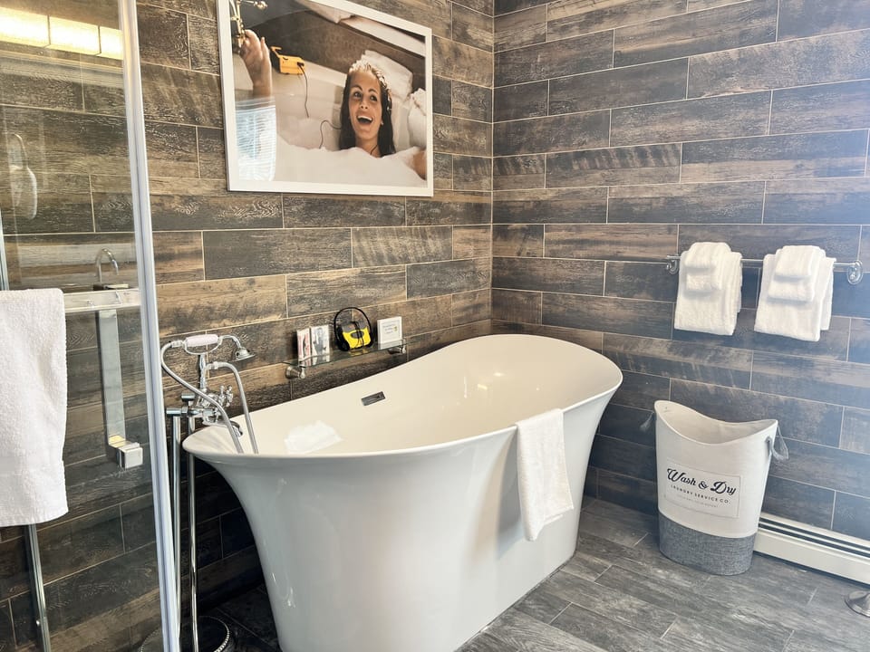 Main bedroom on-suite with bathtub and shower 