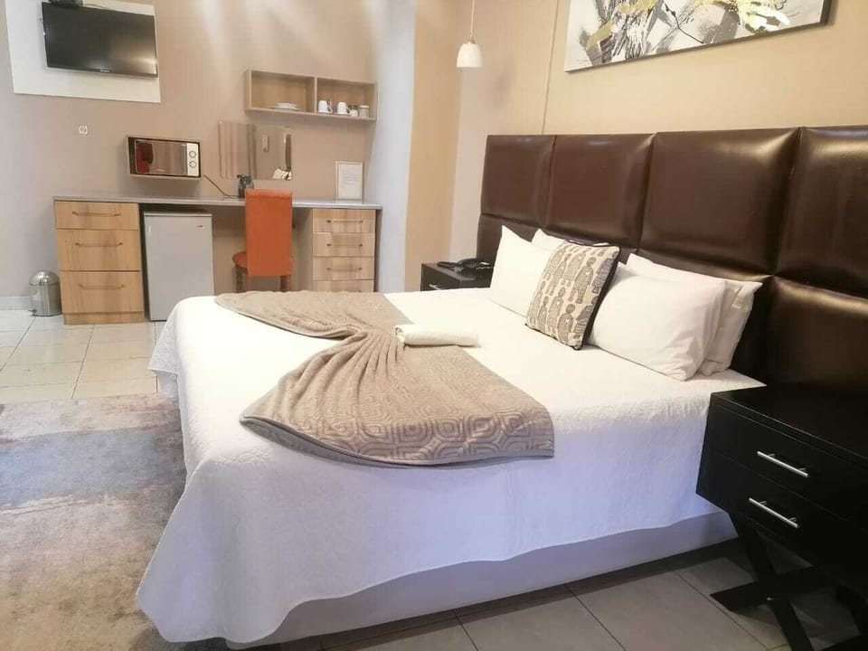 Studio Suite | Minibar, in-room safe, laptop workspace, iron/ironing board (on request)