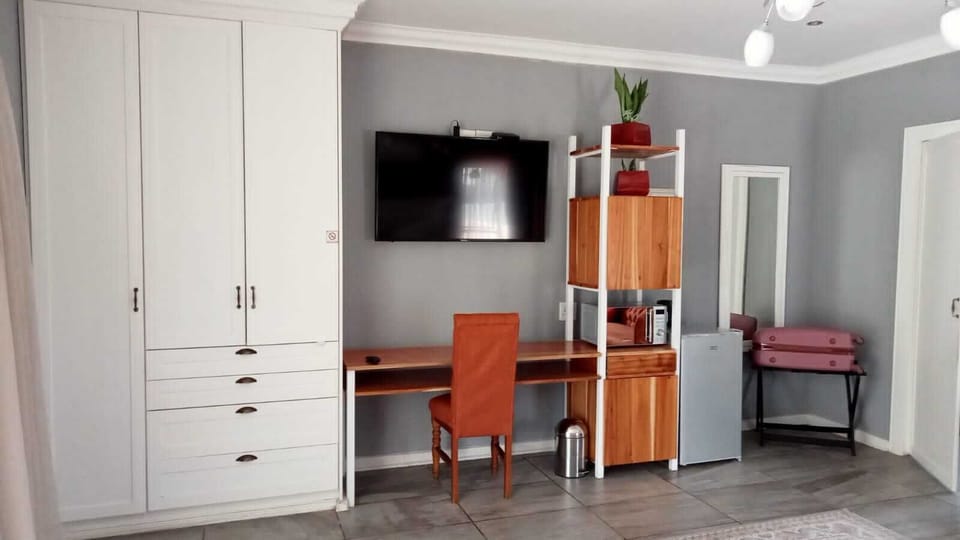 Executive Studio | Minibar, in-room safe, laptop workspace, iron/ironing board (on request)