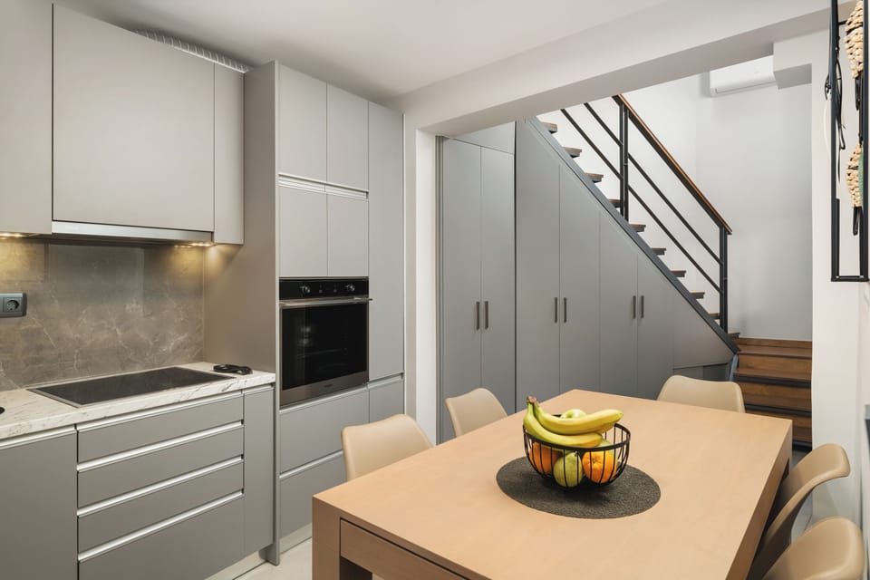 Deluxe House | Private kitchen | Highchair
