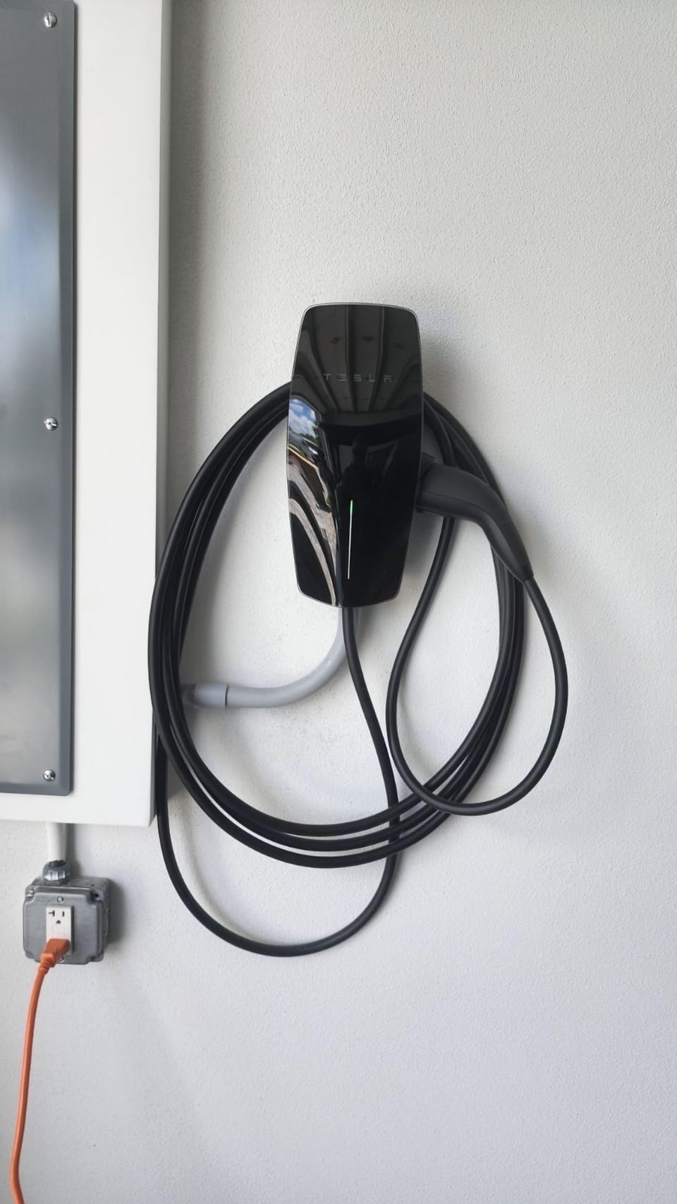Free electric car charging - new Tesla wall charger!