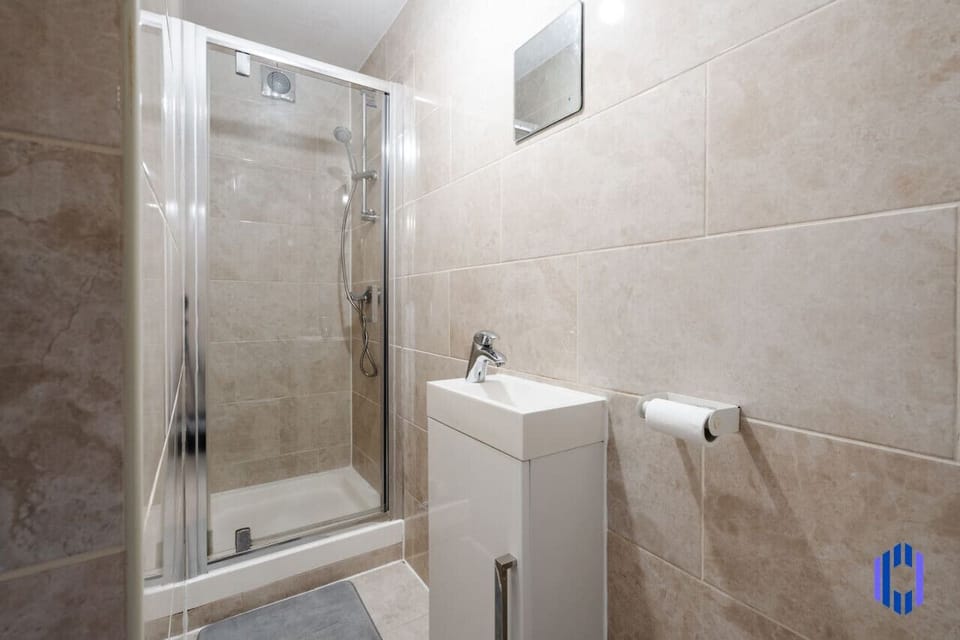 Bathrooms - Prepared with complimentary shampoo, body wash, toilet roll, hand-wash.