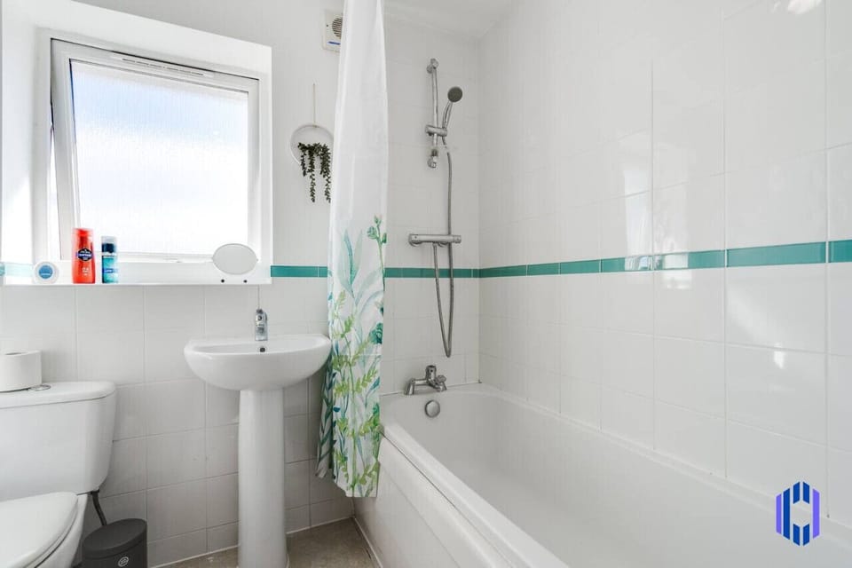 Bathrooms - Prepared with complimentary shampoo, body wash, toilet roll, hand-wash.