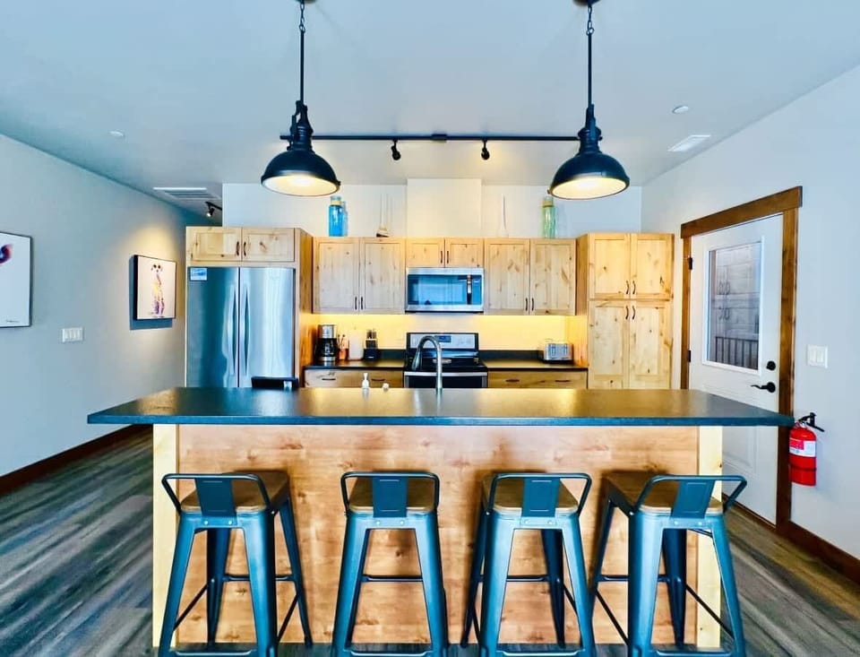 Kitchen island seating and workspace