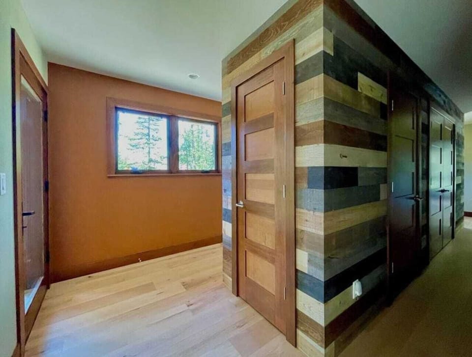 Great Northern Hideaway upstairs hall and laundry access