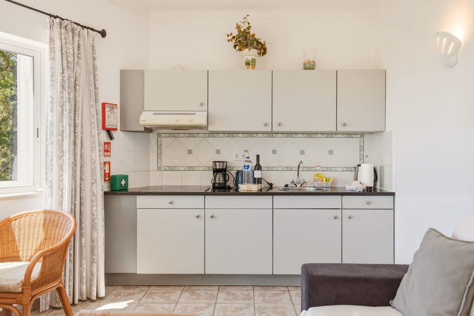 Casa Galo Verde: Fancy cooking for yourself rather than eating out all the time? The well-equipped kitchenette has everything you need: a hob, fridge, plenty of worktop space and a sink. A kettle and coffee machine are also provided for a lovely breakfast