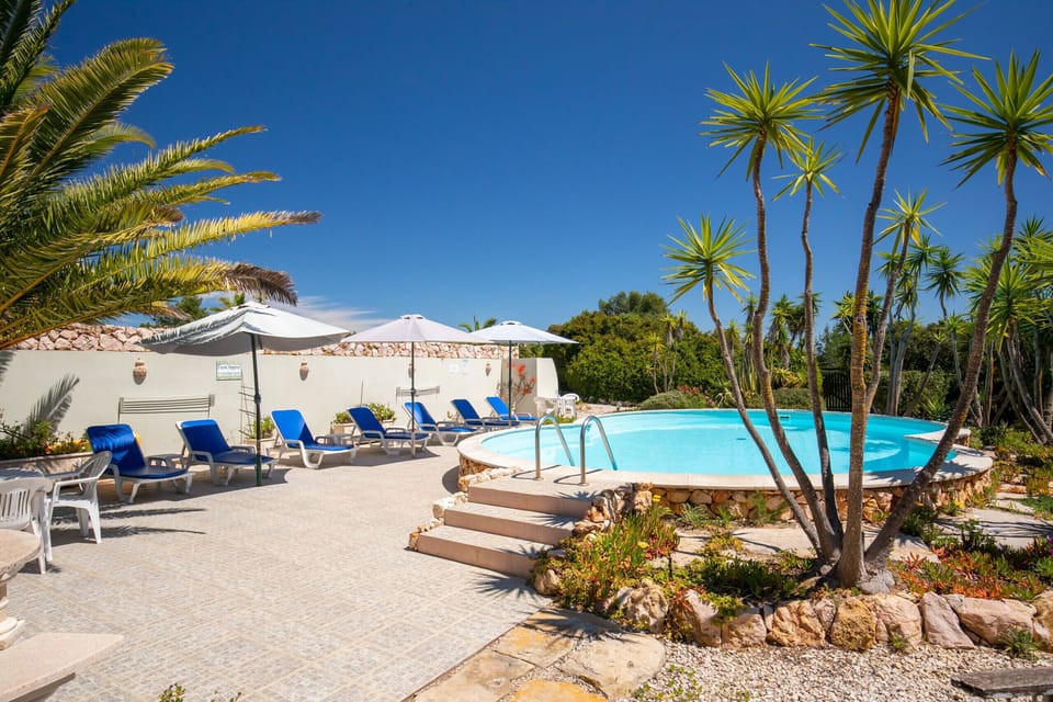 Casa Galo Verde: The pool area is located in the garden, a short distance from the house. The large communal pool is surrounded by sun loungers and parasols. There is also a private outdoor shower.