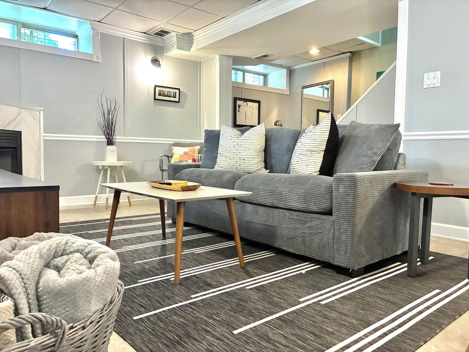 Comfy living room equipped with games, smart TV and pullout sofa (queen size).