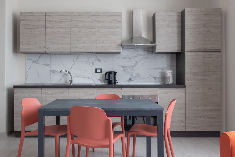 Fridge, oven, stovetop, electric kettle