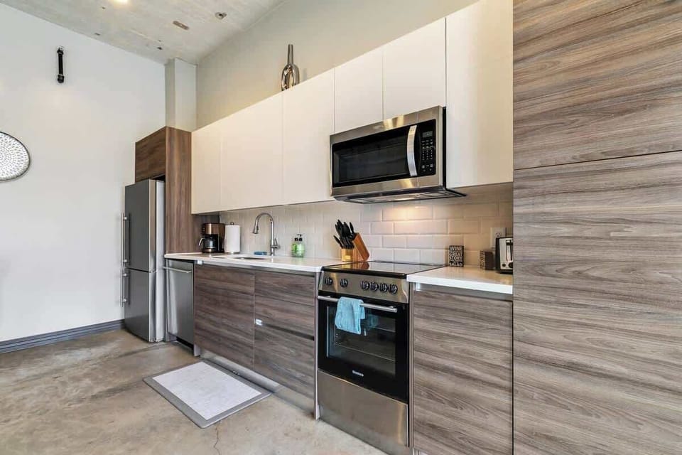 Your Dallas kitchen awaits: sleek appliances and a smart design ready for all your culinary adventures!