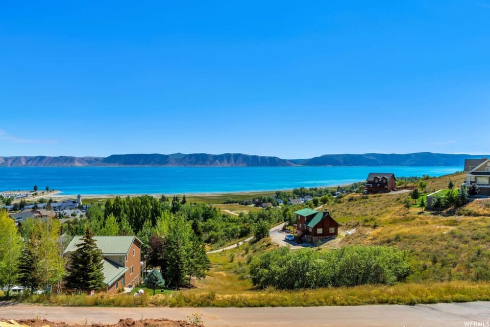 Breathtaking panoramic views of Bear Lake—perfect for soaking in nature’s beauty and tranquility.