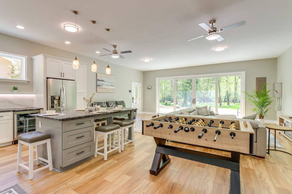 Dining Area | Dishware & Flatware Provided