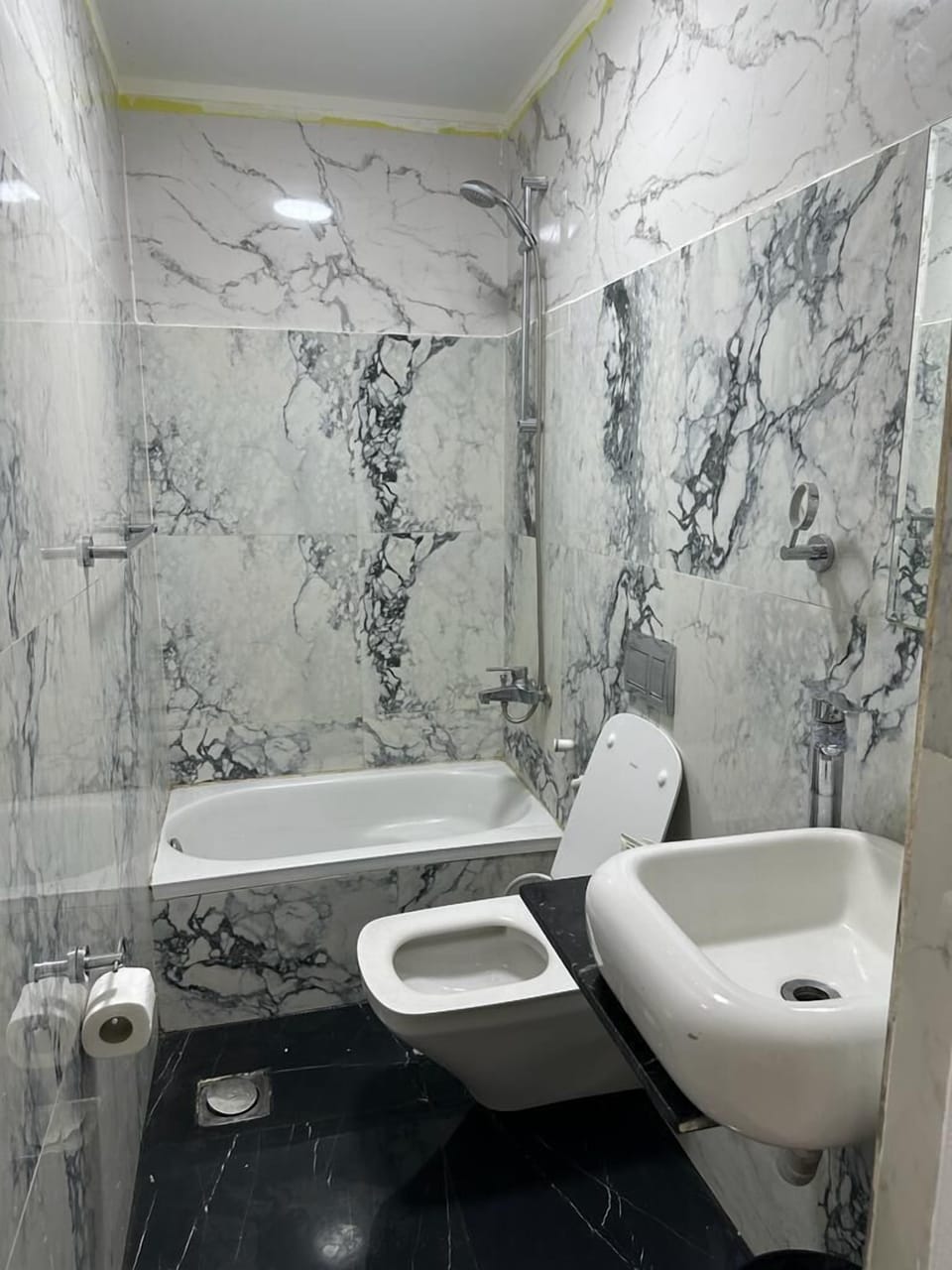 Deluxe Triple Room, 1 Bedroom, City View | Bathroom | Shower, free toiletries, hair dryer, slippers