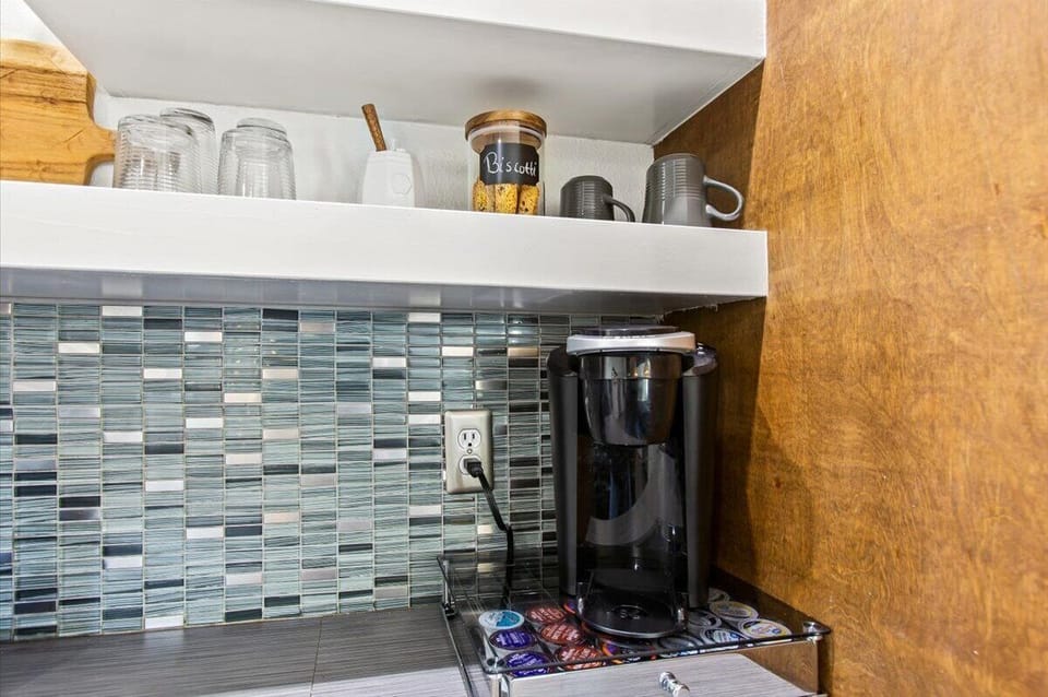 Keurig coffee maker, drip coffee maker, French press, Electric kettle for guests