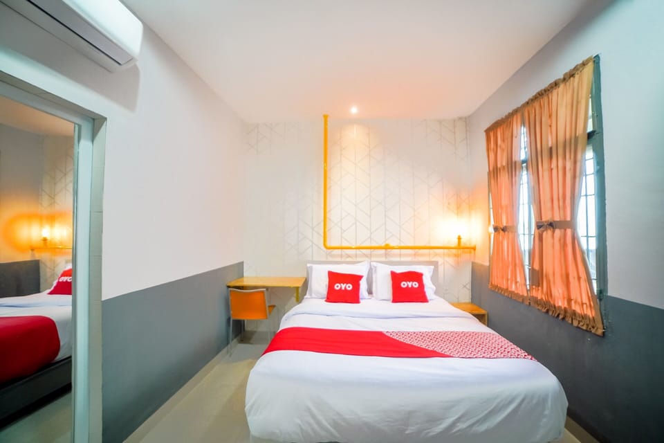 Deluxe Double Room | Desk, WiFi (free), bed sheets