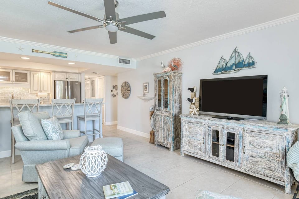 This newly updated condo offers fresh and bright decor.