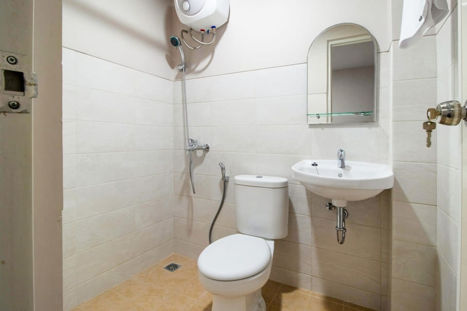 Standard Double Room | Bathroom | Shower, free toiletries, towels, soap