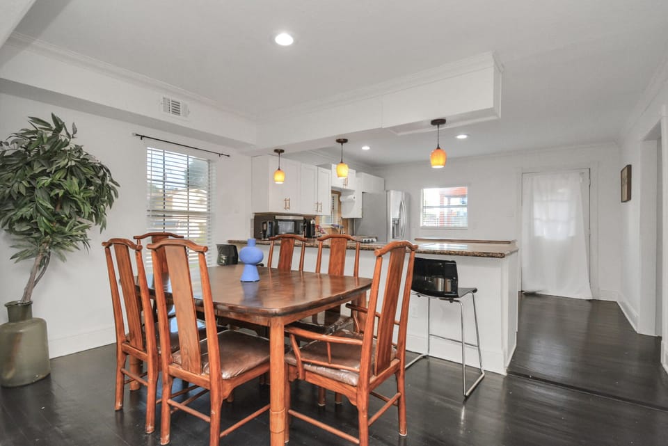 Spacious dining area that comfortably seats 6 guests