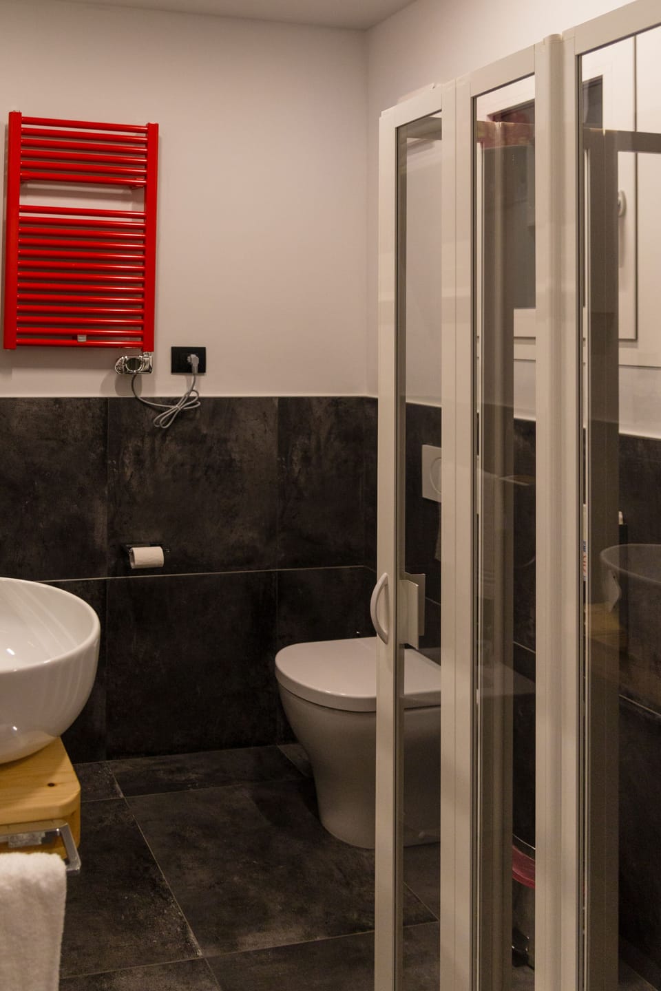 Shower, rainfall showerhead, free toiletries, hair dryer