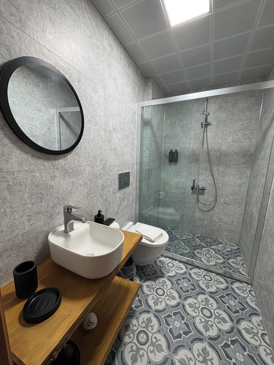 Classic Room | Bathroom | Shower, rainfall showerhead, free toiletries, hair dryer