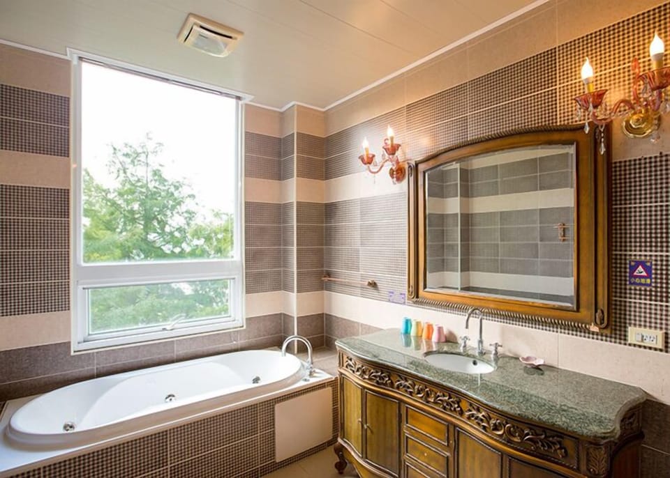 Panoramic Quadruple Room | Bathroom | Separate tub and shower, free toiletries, hair dryer, slippers
