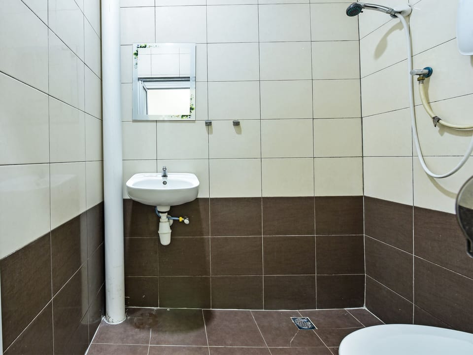 Deluxe Double Room | Bathroom | Shower, towels