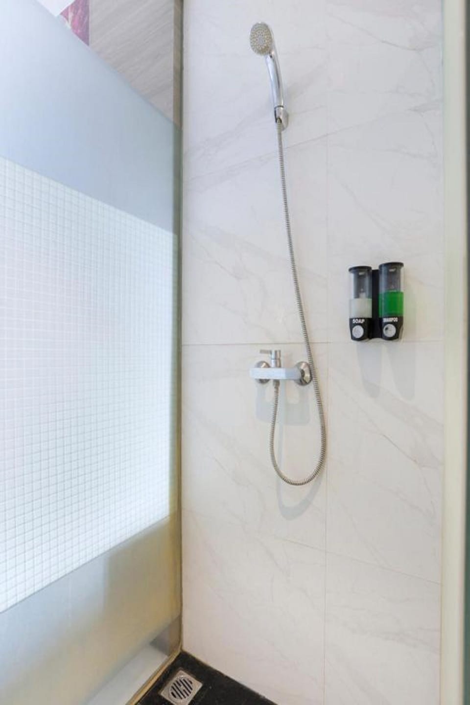 Deluxe Double Room | Bathroom | Free toiletries, towels, soap, shampoo