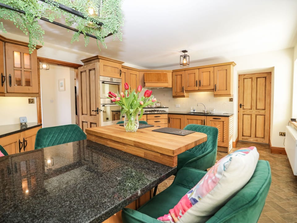 Fridge, cookware/dishes/utensils