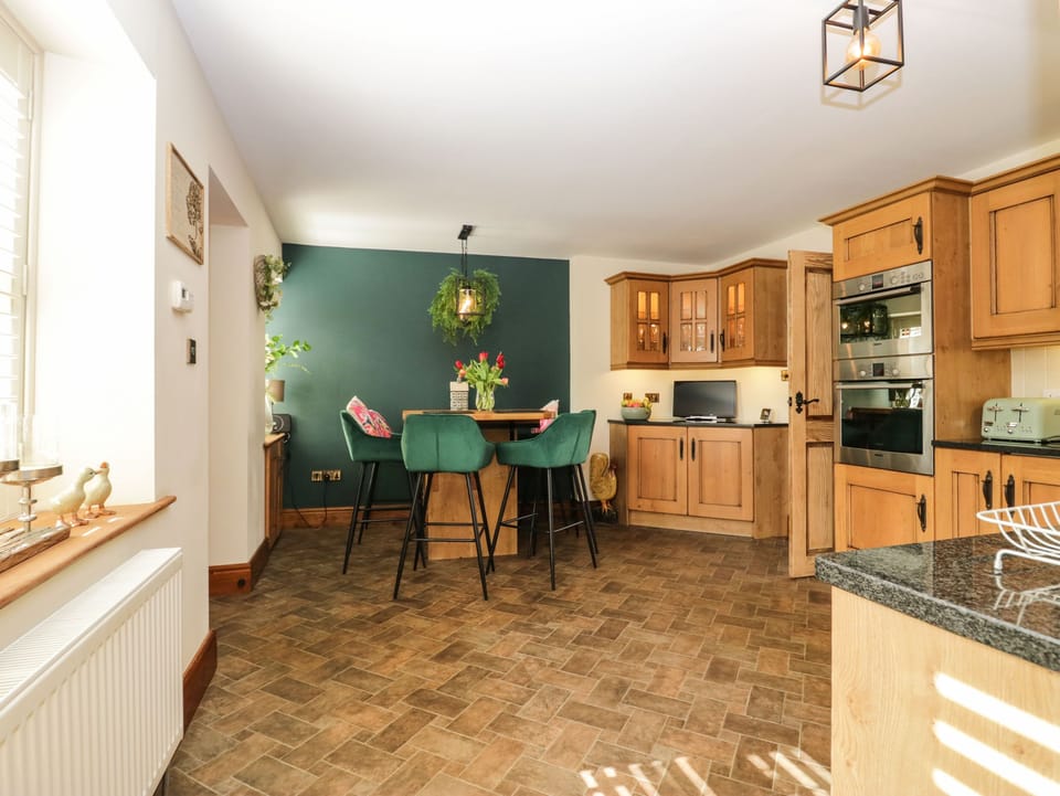 Fridge, cookware/dishes/utensils