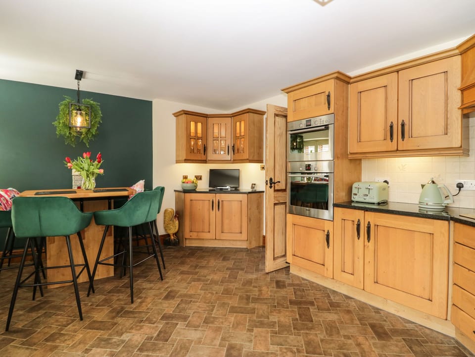 Fridge, cookware/dishes/utensils