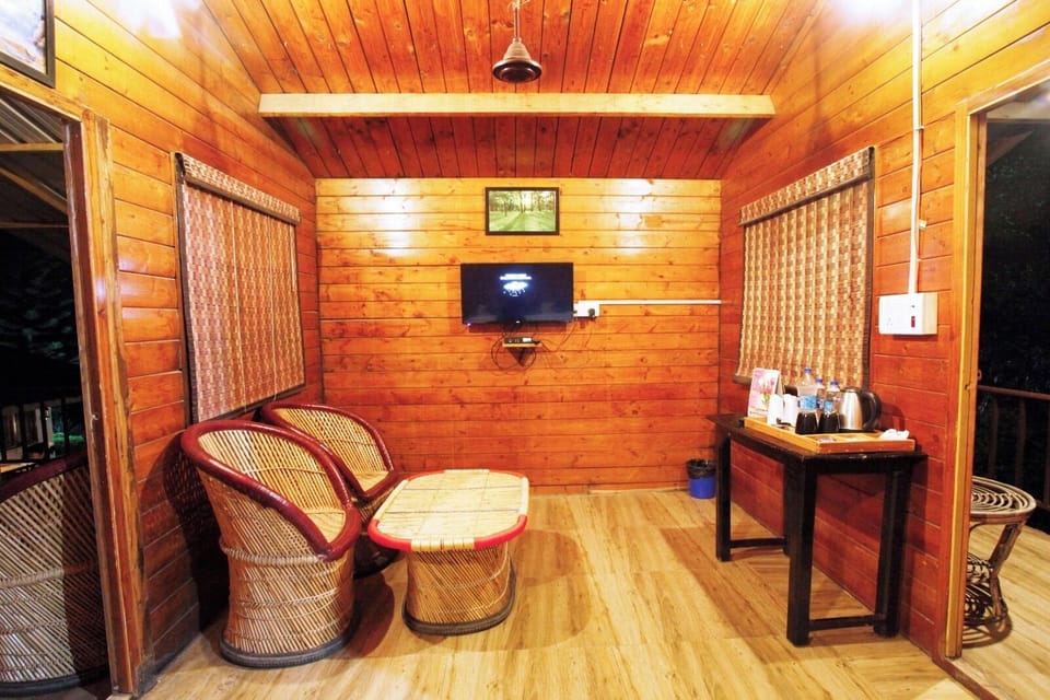 Deluxe Room | Desk, laptop workspace, bed sheets