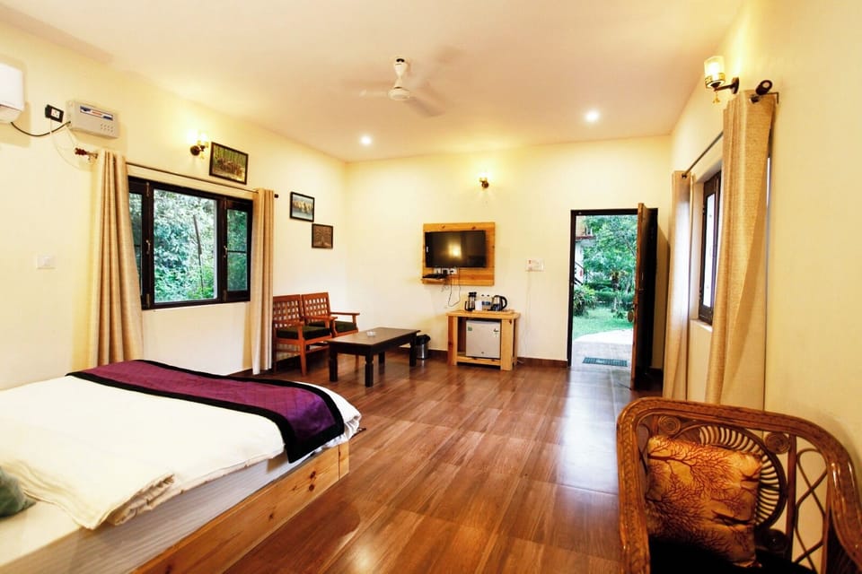 Premium Double Room | Desk, laptop workspace, bed sheets