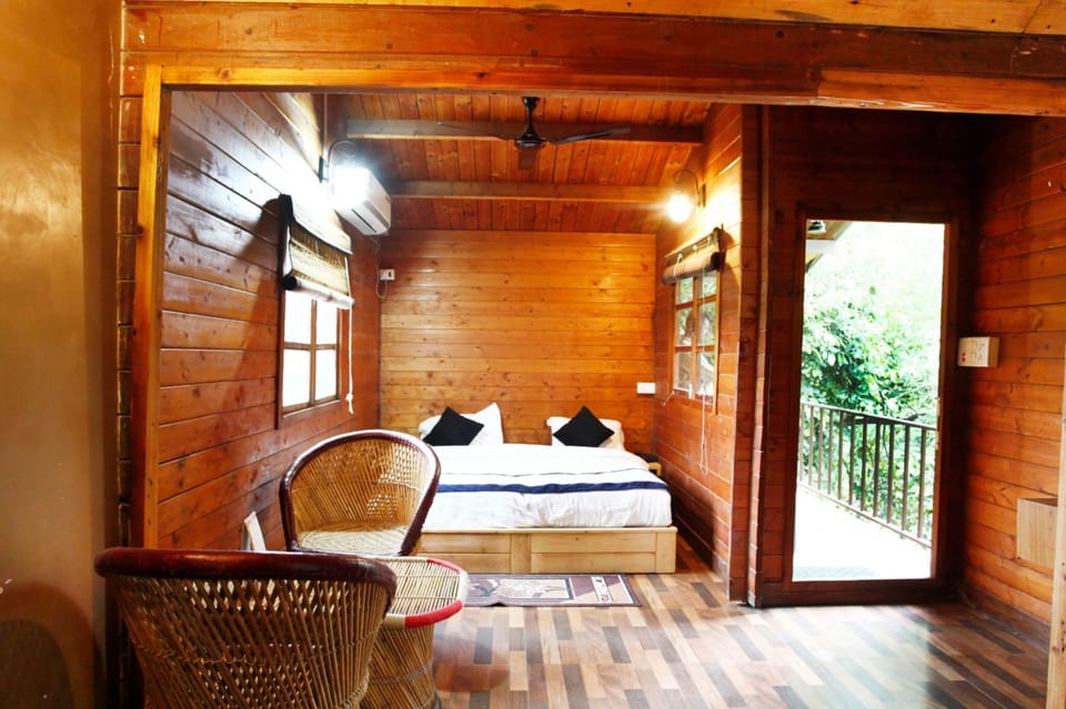 Deluxe Room | Desk, laptop workspace, bed sheets