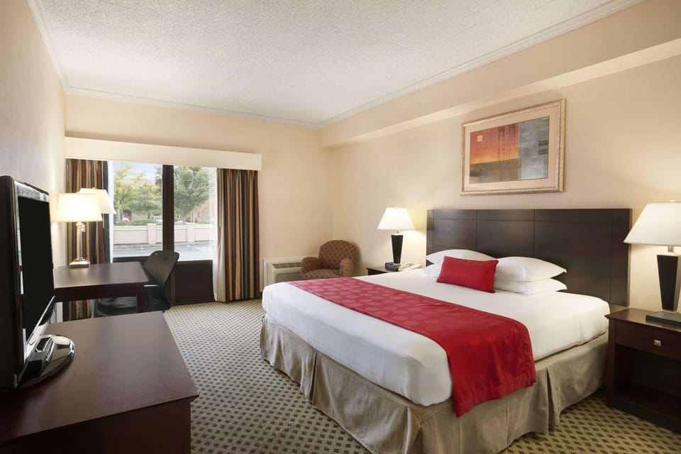 Room, 1 King Bed, Non Smoking | 1 bedroom, Egyptian cotton sheets, hypo-allergenic bedding