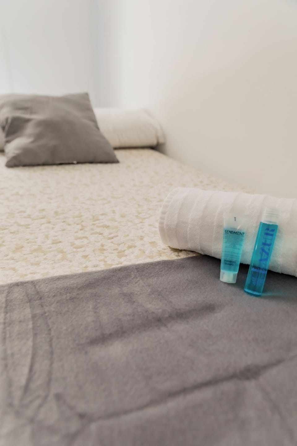 Family Room | Desk, laptop workspace, free WiFi, bed sheets