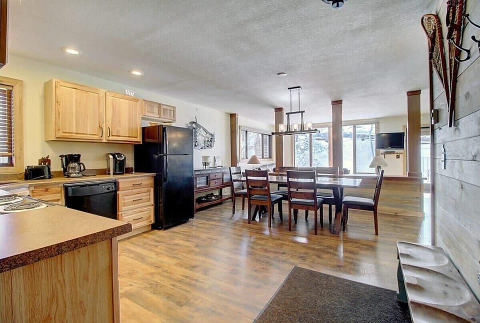 【Kitchen & Dining】Fully stocked to cook for six, dishwasher included