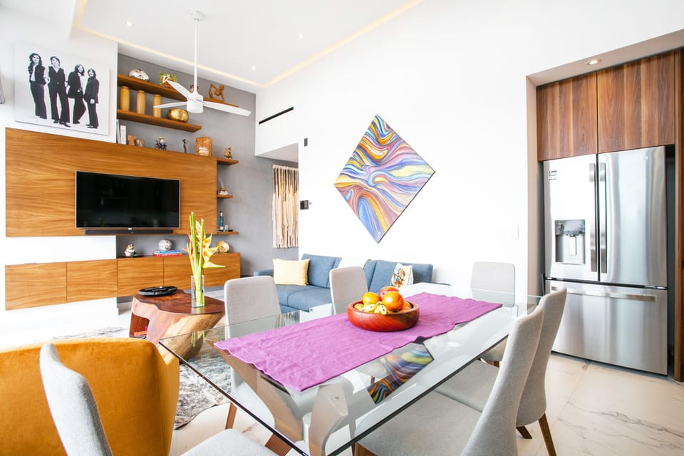 Dining table with seating for 6 where you watch the smart TV