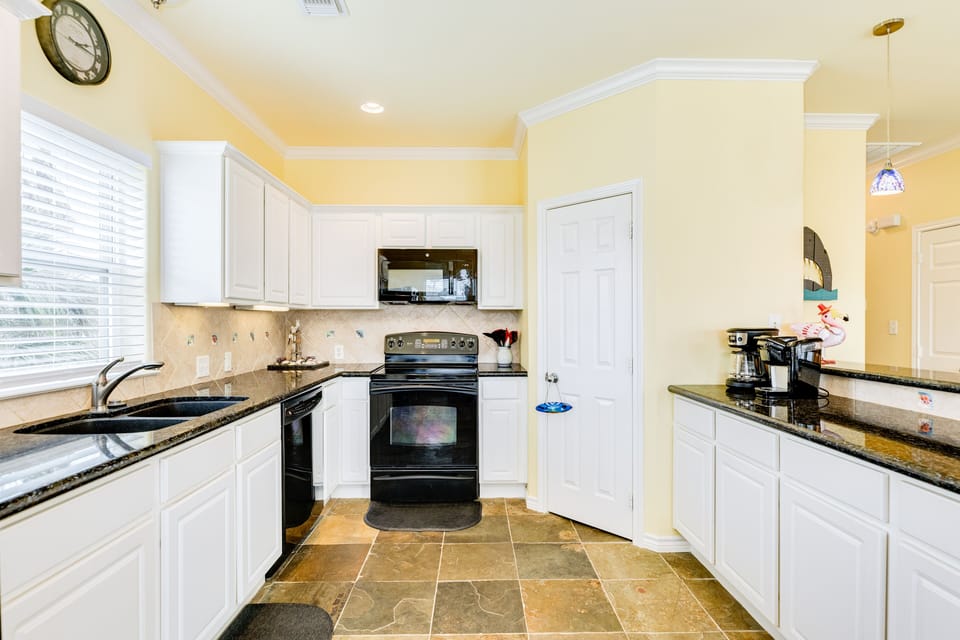 Fully equipped kitchen with coffee bar area