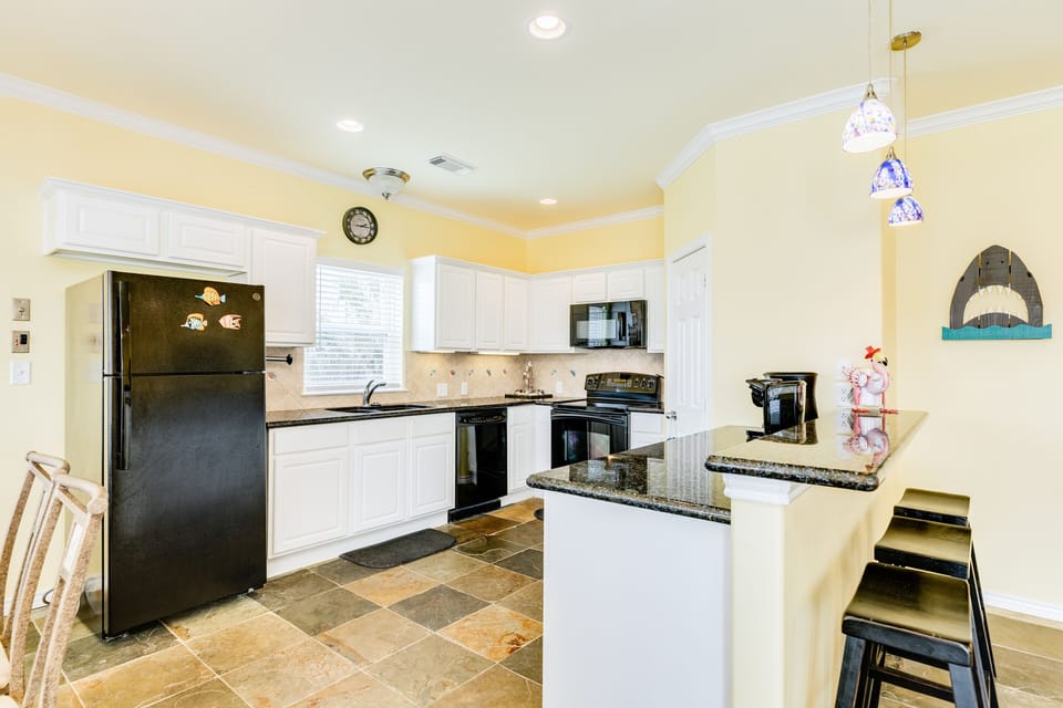 Breakfast bar with seating for 3