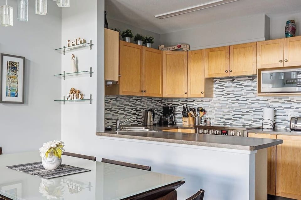 Lovely kitchen and dining area. The kitchen is fully equipped with fresh local Eclipse coffee beans, tea, and condiments