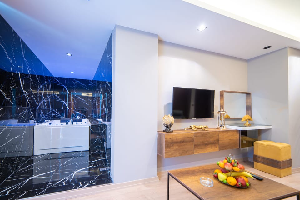 Deluxe Suite, 1 Bedroom, Smoking, Jetted Tub | Bathroom | Hair dryer, slippers, towels, soap