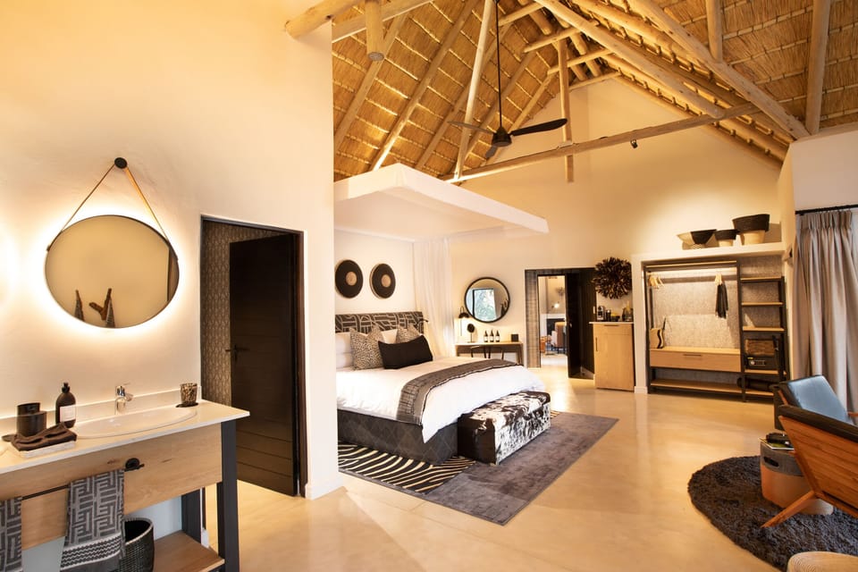 Luxury Room, 1 King Bed | Minibar (some free items), in-room safe, desk, iron/ironing board