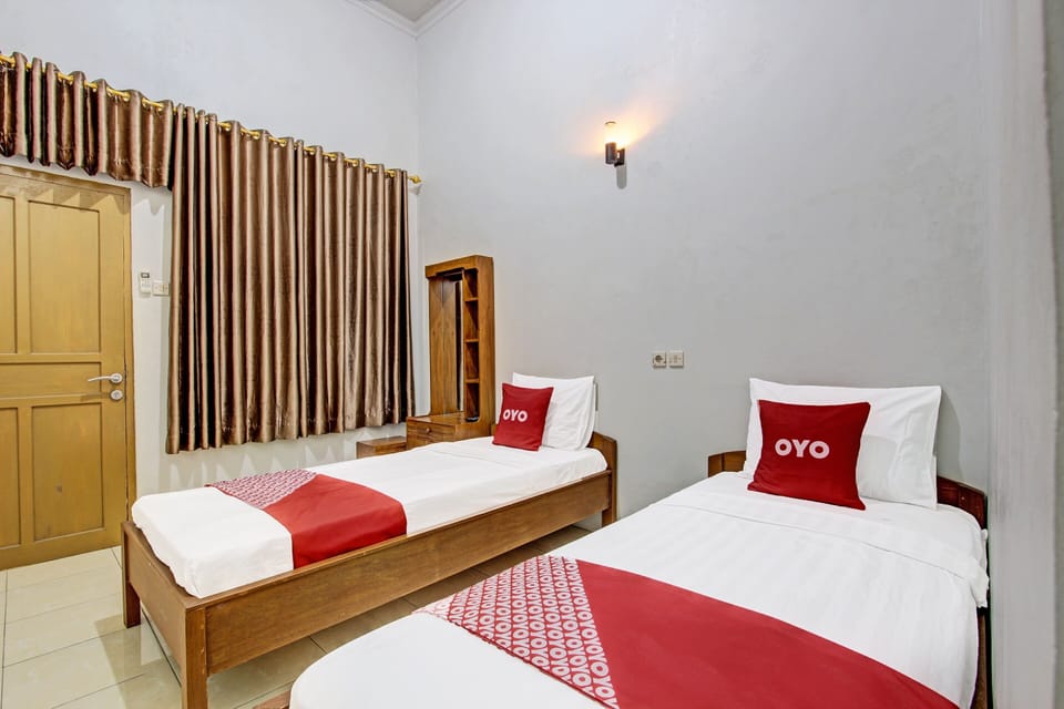 Deluxe Twin Room | Laptop workspace, free WiFi, bed sheets