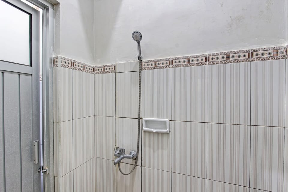 Standard Double Room | Bathroom | Shower, towels