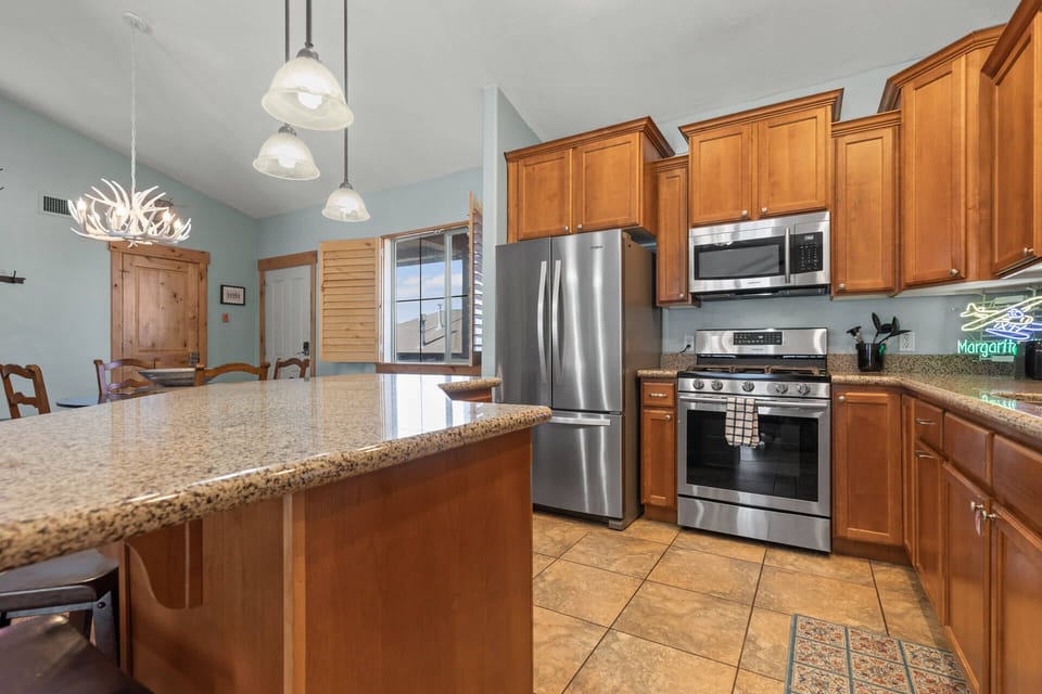 Bear Hollow Lodges 1401: Full kitchen with stainless steel appliances