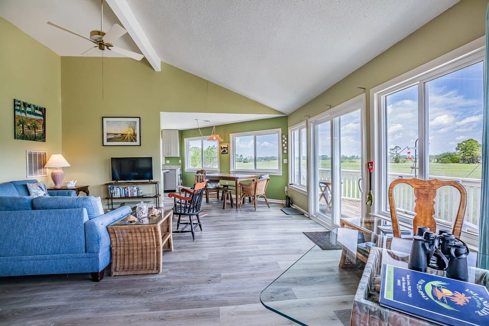 Open living space with lots of light and expansive views
