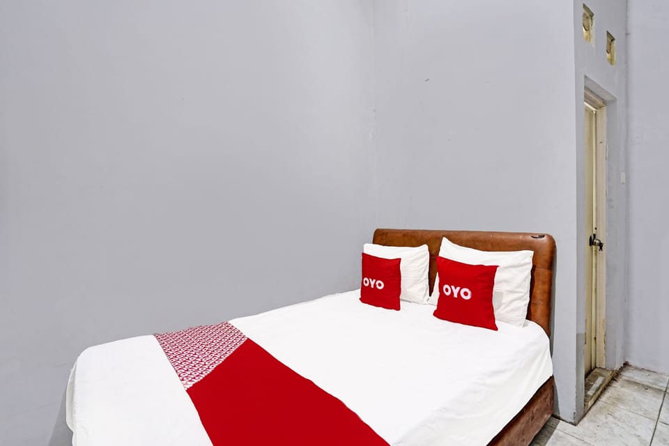 Desk, laptop workspace, free WiFi, bed sheets