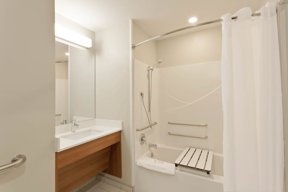 Combined shower/tub, free toiletries, hair dryer, towels