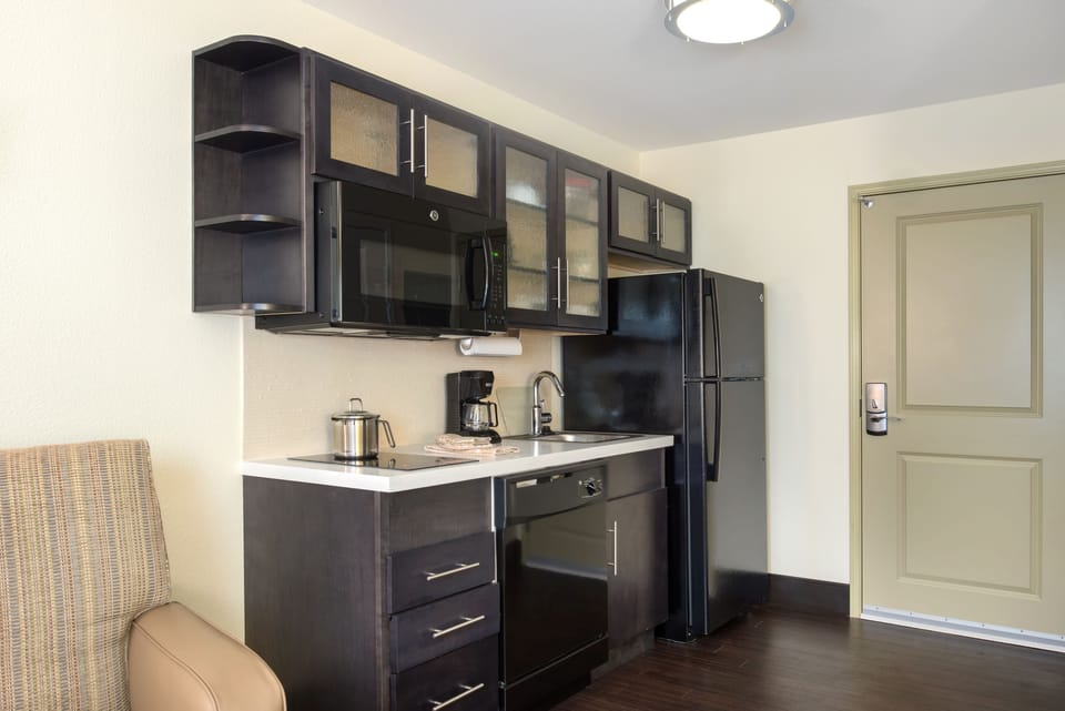 Coffee/tea maker, full-size fridge, microwave, stovetop
