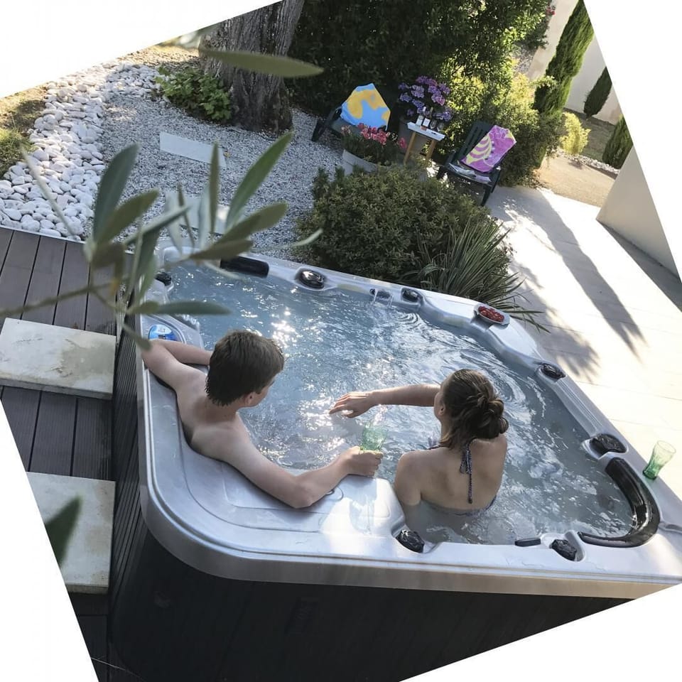 Outdoor spa tub